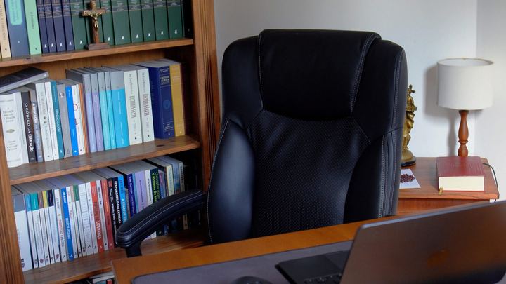 Estante e cadeira do escritório de João Torres